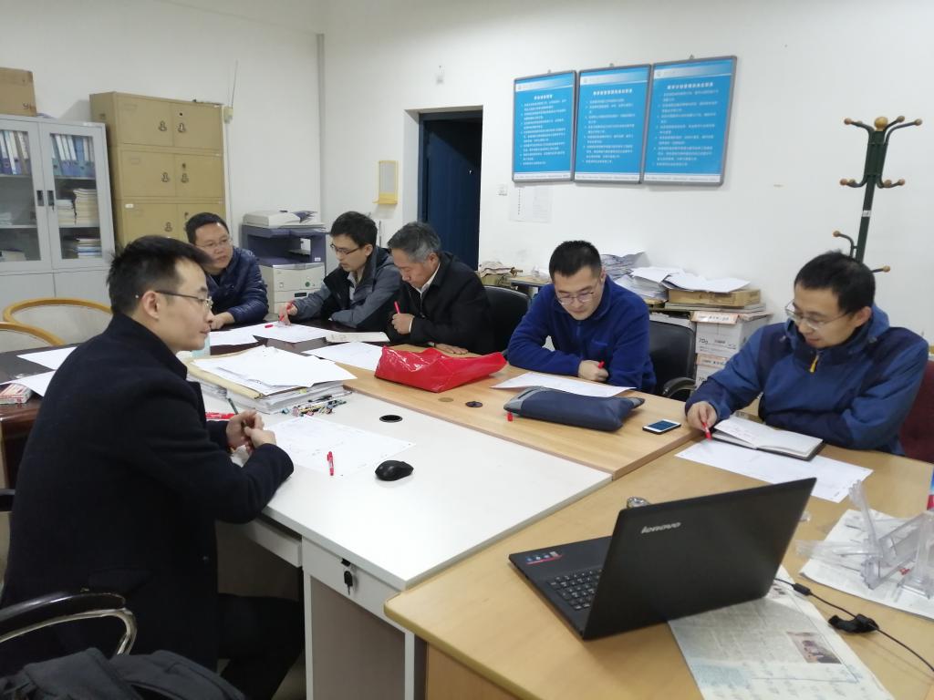 技术人员在给老师们做培训